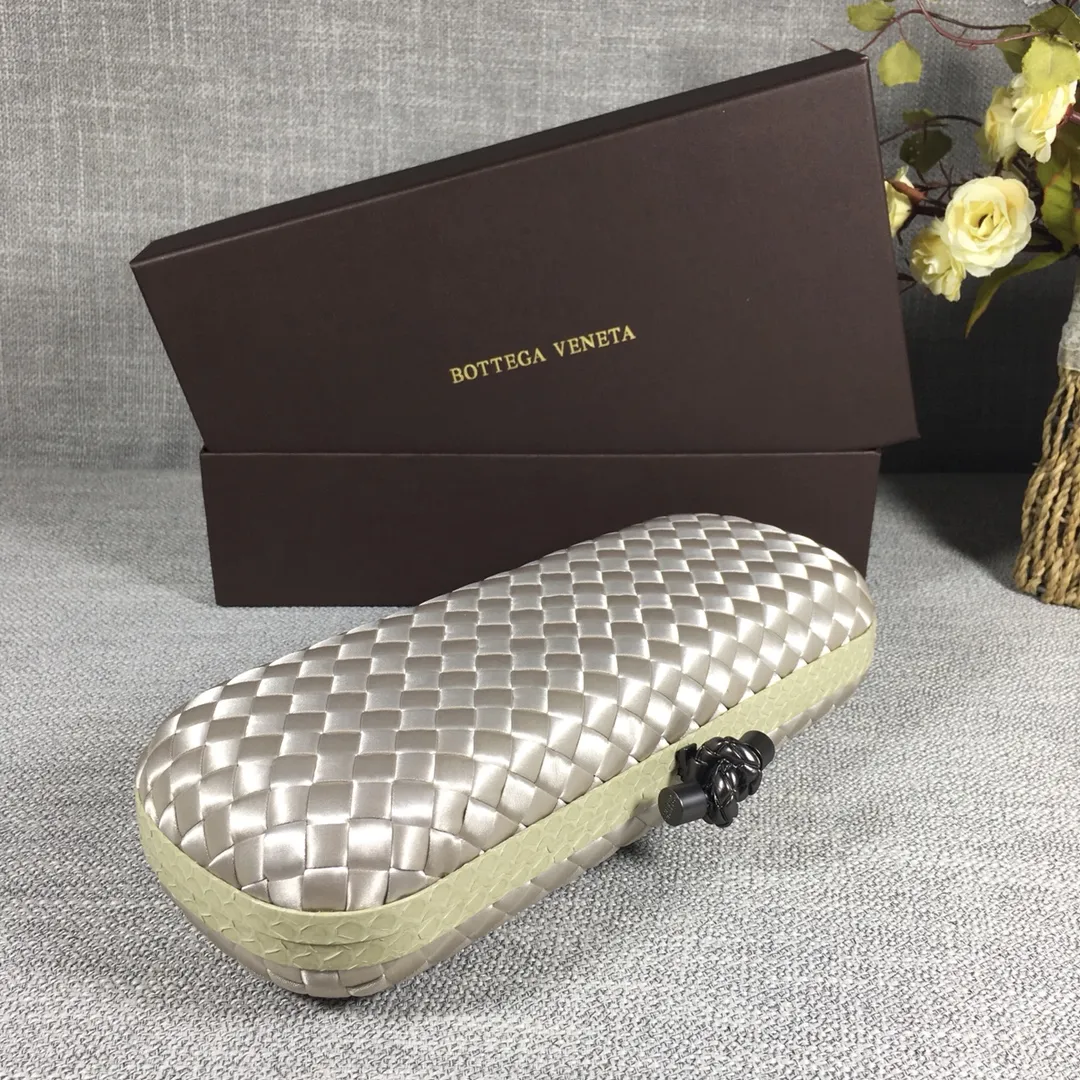 8651 Large Classic Dinner Bag ~~~Snake leather with ribbon ~~~Dense and slippery, not easy to fluff, can hold iPhones of all sizes! Size: 25cm*9.5cm*4cm
